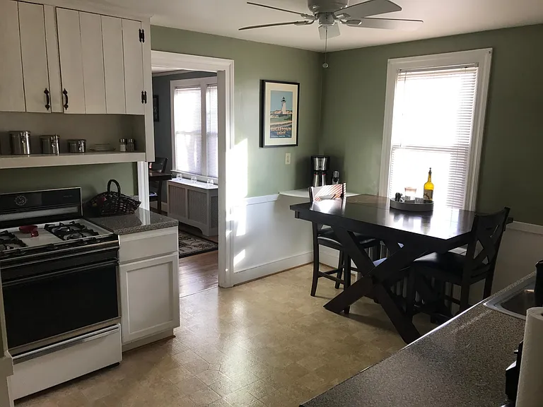 399 Quaker Ln S — Photo 8
