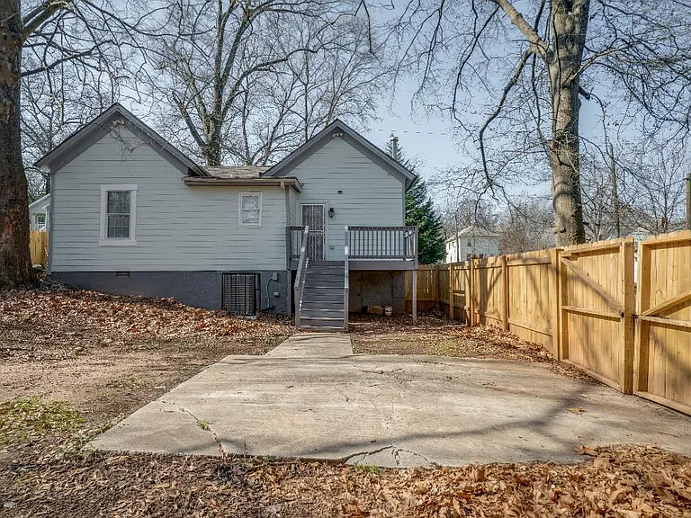988 Coleman St SW — Photo 29