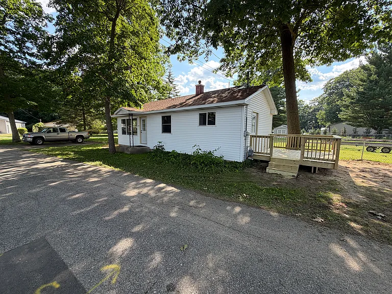 872 Clifford Lake Dr — Photo 2