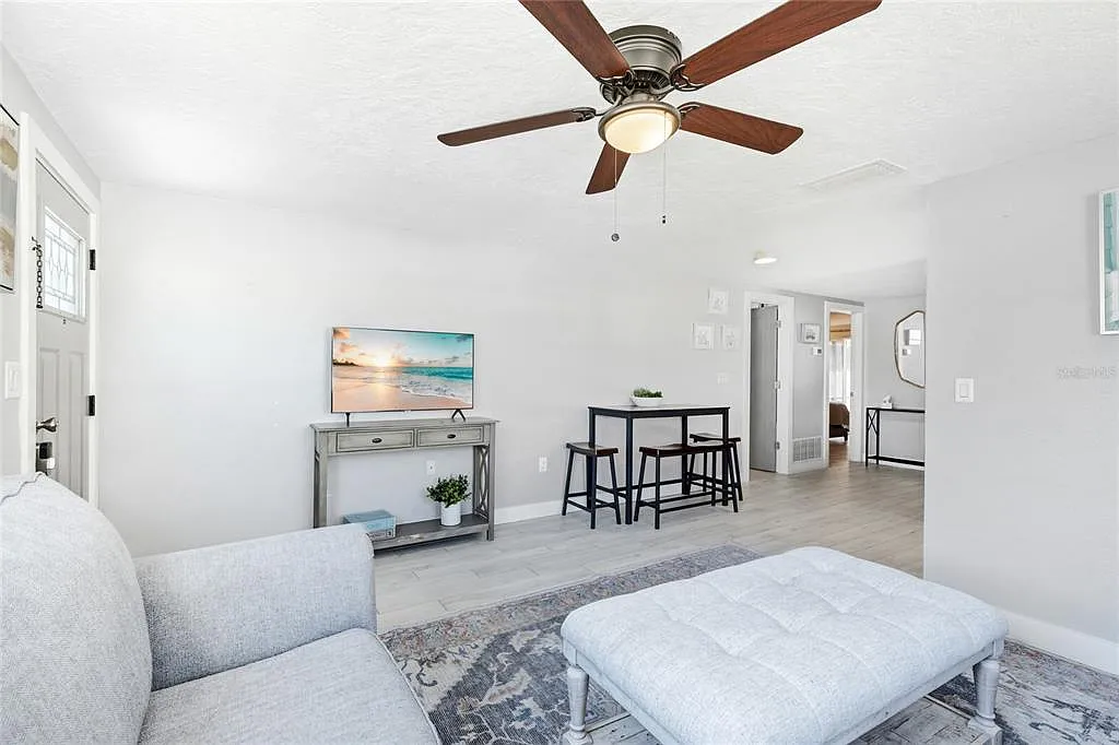 3 bed, 2.0 bath, 1036 sqft, $3,000 — Photo 3