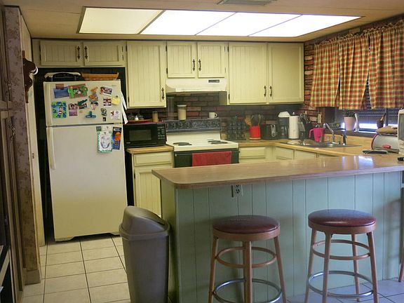 3rd image of 722 W Rockwood Dr