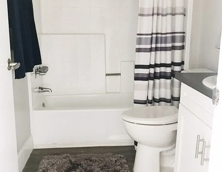 Little Roscoe Apartments — Photo 5