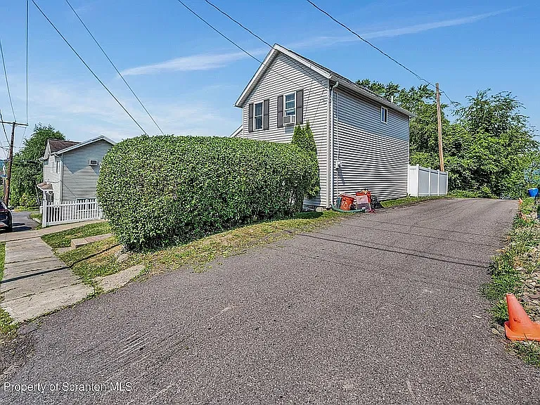 2 bed, 1.5 bath, 1050 sqft, $1,600 — Photo 3