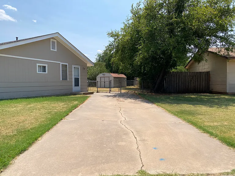 2805 Stearns Ave — Photo 3