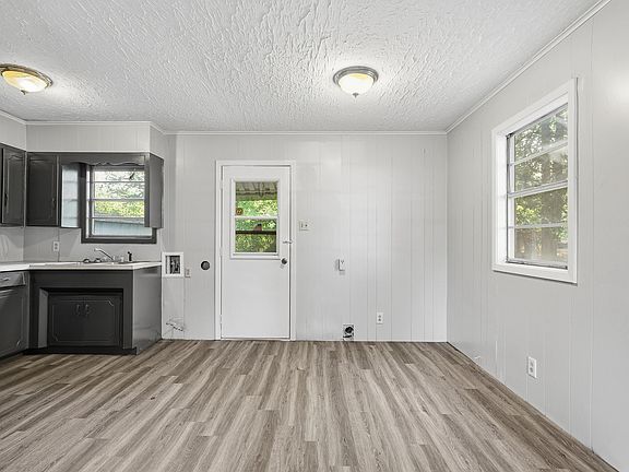 4th image of 103 Carver St