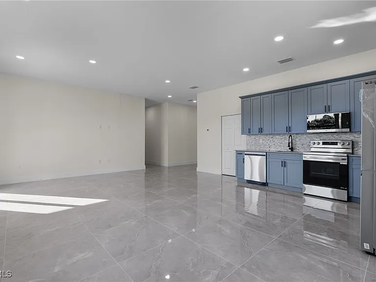 1134 Cumming St E — Photo 9