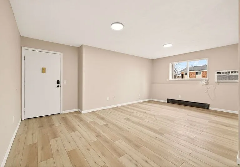 Holcomb Village Apartments — Photo 8