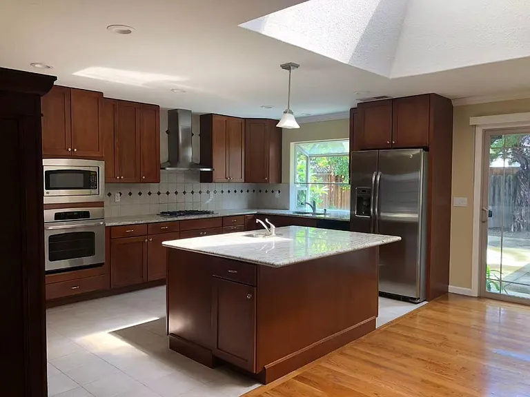 920 Rockdale Dr — Photo 6