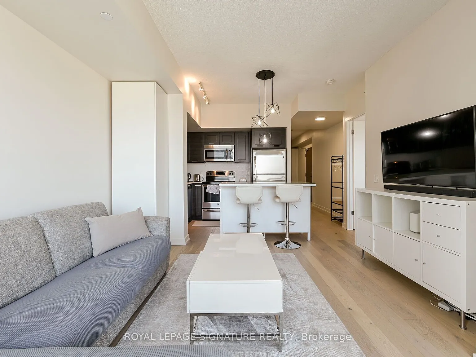 2212 Lake Shore Blvd W — Photo 2