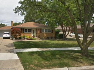 1098 S Brys Dr, Grosse Pointe Woods, MI 48236