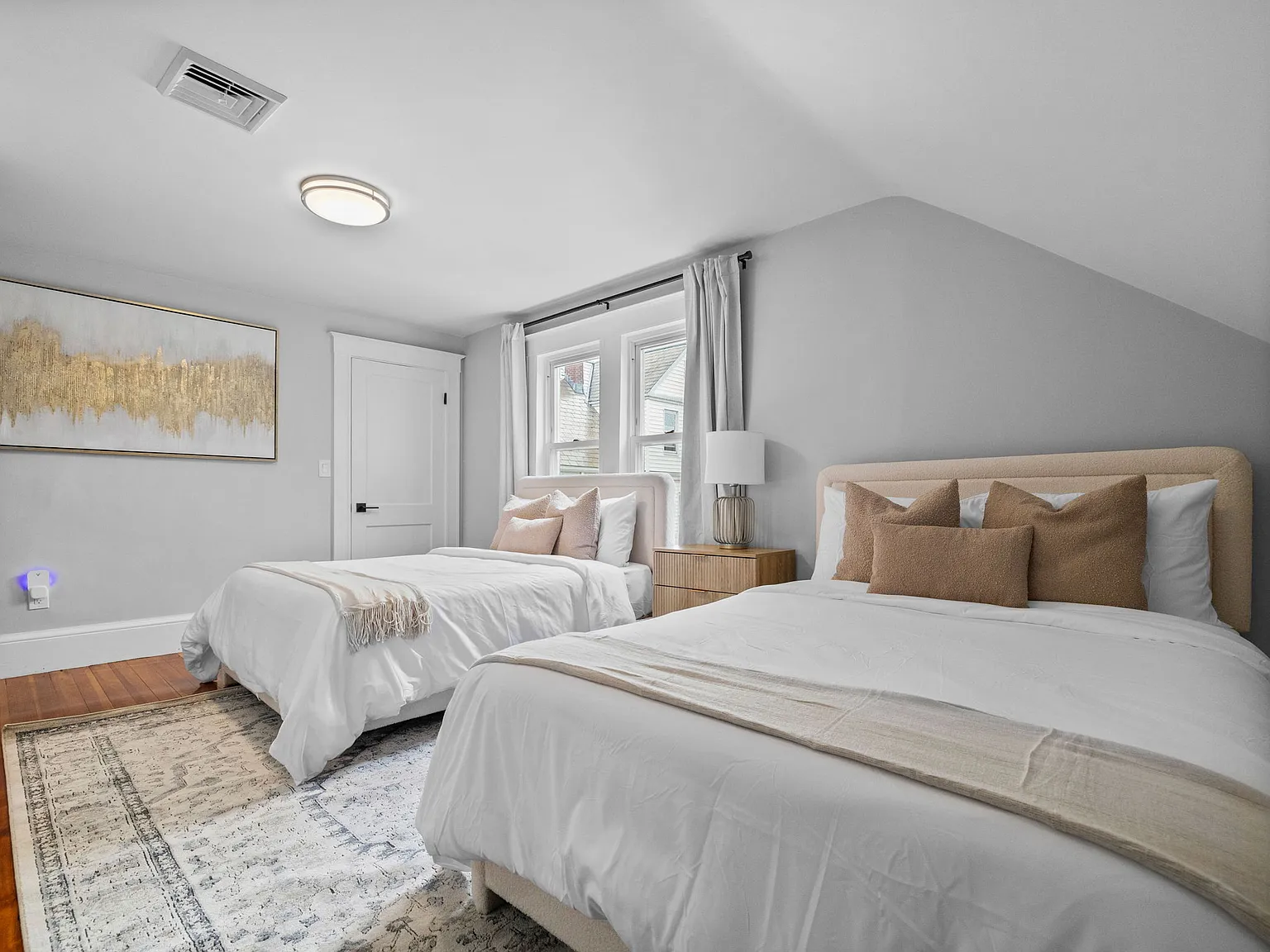 7 bed, 1700 sqft, $7,900 — Photo 2