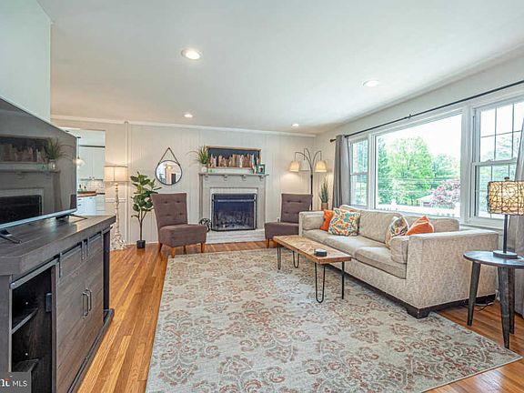 3rd image of 1201 Woodward Dr