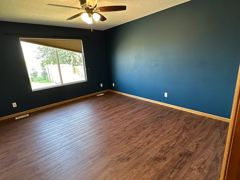585 SE Crabapple Dr — Photo 12