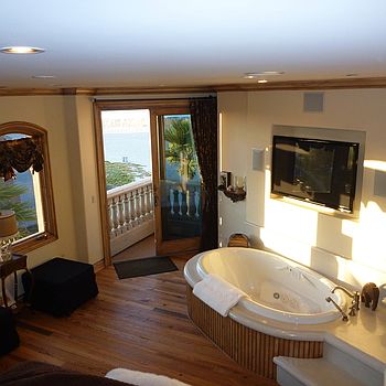 Upstairs Master. Jacuzzi Tub. Ocean View