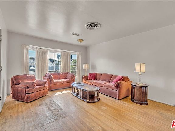 4th image of 13621 Addison St