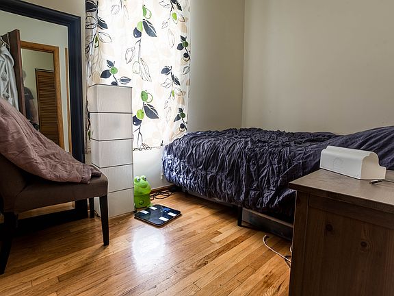 3rd image of 901 N Winchester Ave APT 2F