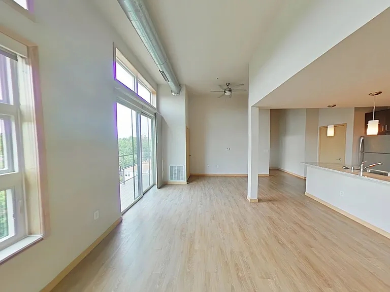 902 Drake St — Photo 121