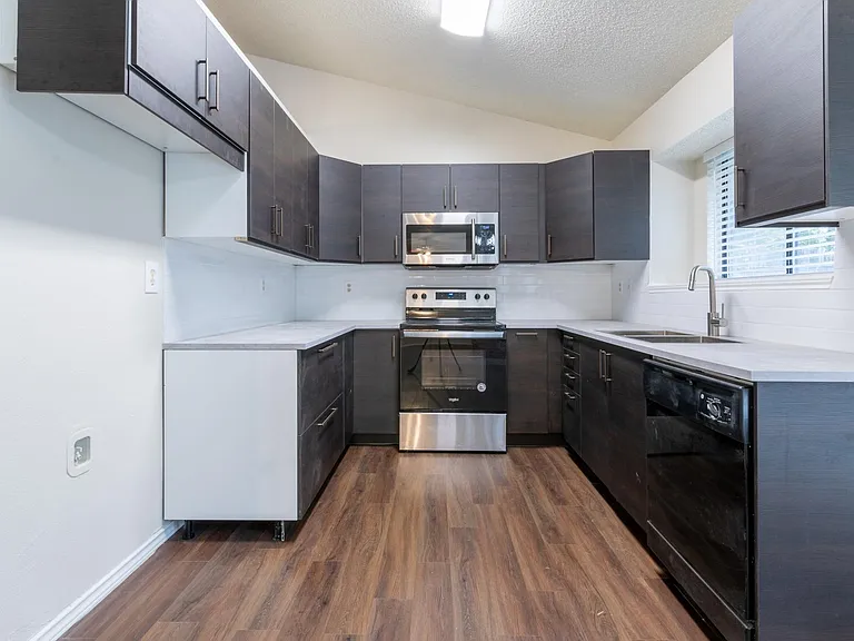 2239 Turf Club Dr — Photo 6