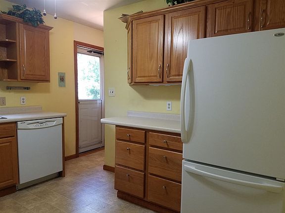 4th image of 50 Sherwood Dr