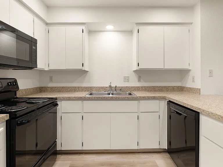 1661 Forest Avenue Apartments — Photo 39