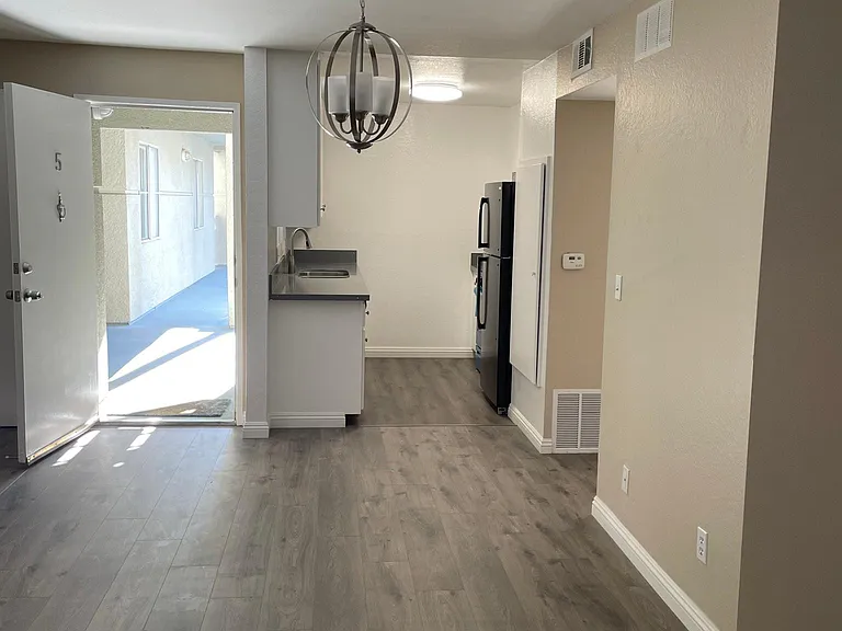 931 Tularosa Dr #5 — Photo 2