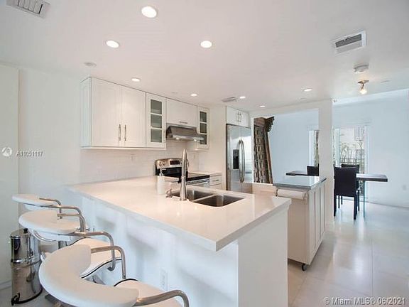 3rd image of 635 Euclid Ave APT 226