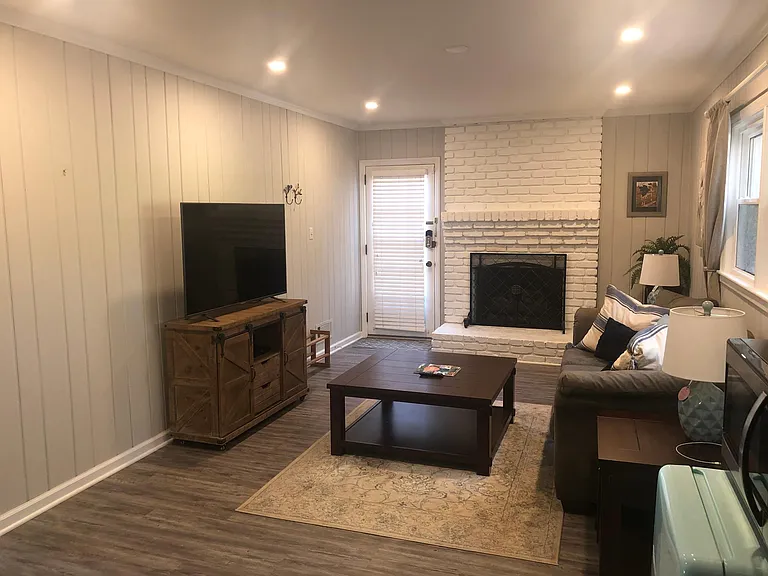 1830 Queens Way — Photo 38