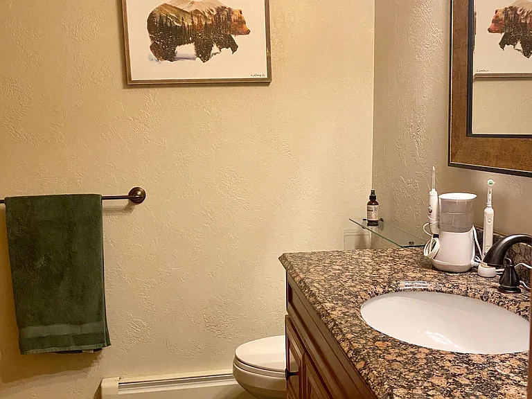 Guest/ 2nd bedroom bathroom
