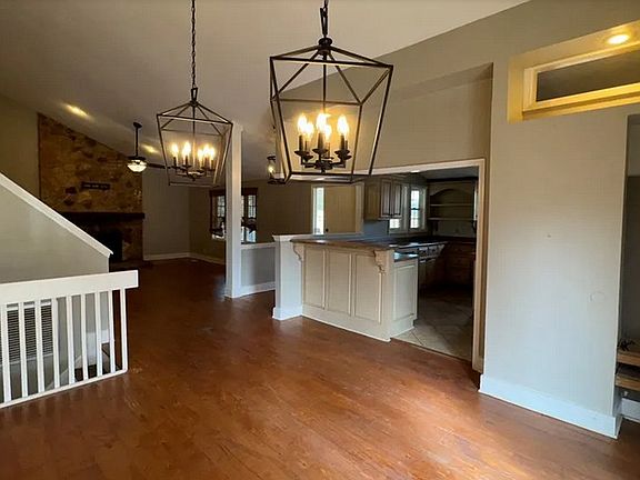 5th image of 218 Hidden Springs Rd