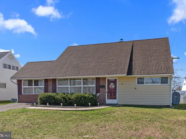 27 Jewel Ln, Levittown, PA 19055