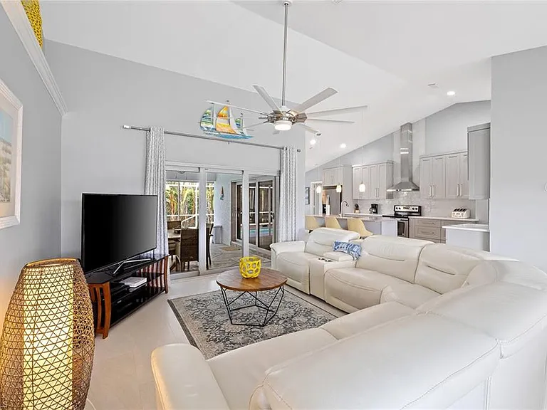 690 Amber Dr — Photo 4