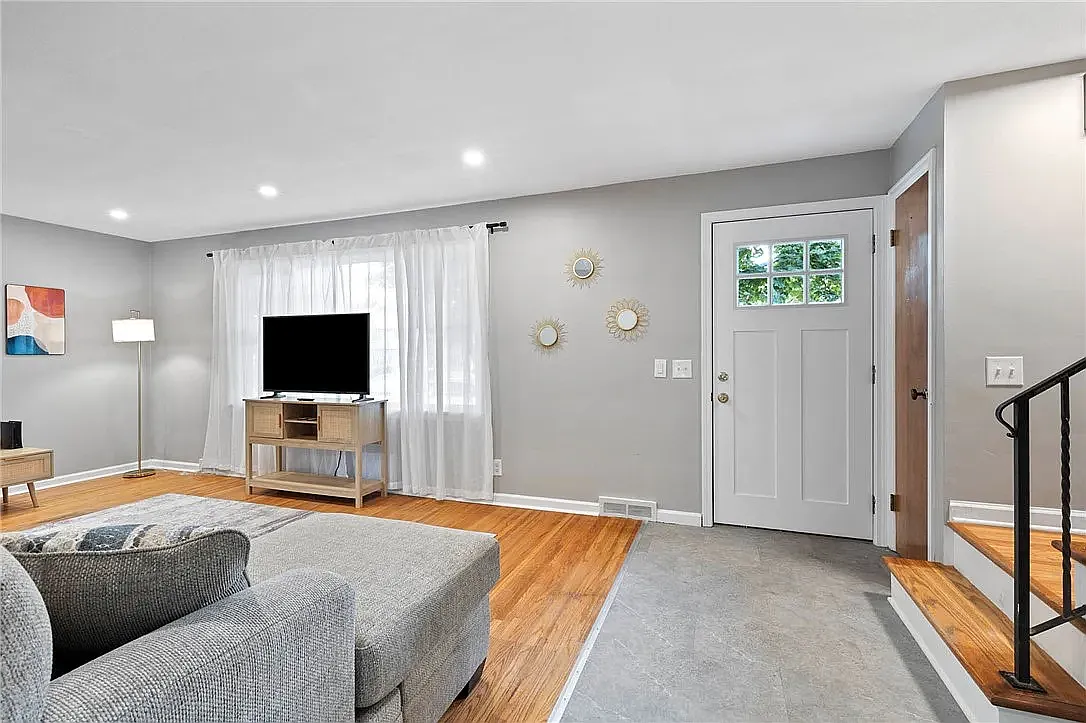 3 bed, 1592 sqft, $2,800 — Photo 2
