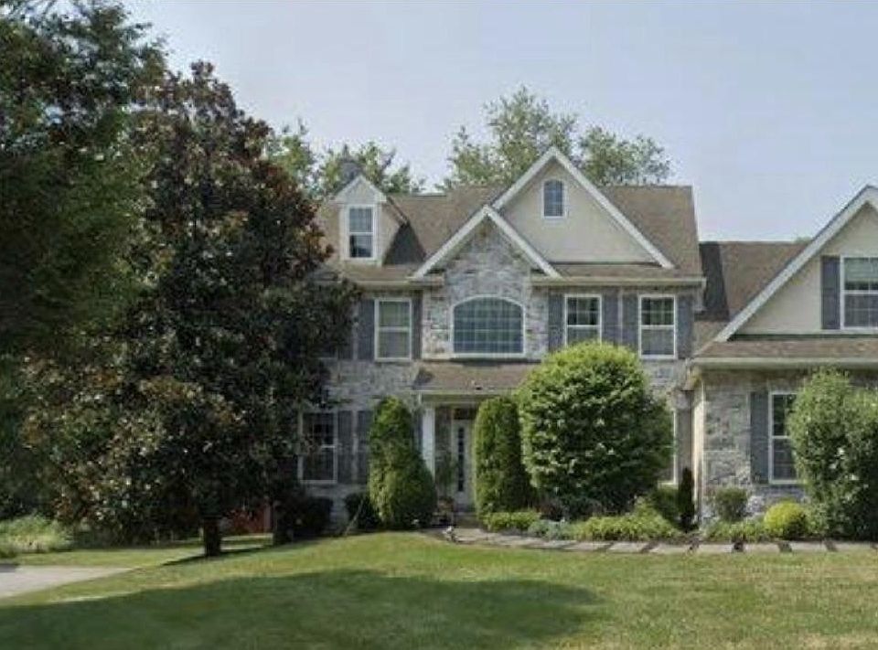 1st image of 10 Springhouse Ln