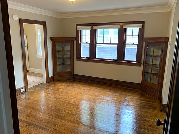 5th image of 1587 Victoria Ave