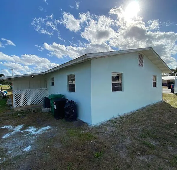 2518 Seneca Ave — Photo 4