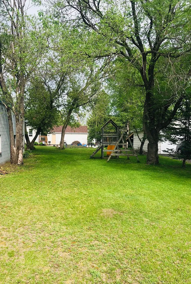 Charming 3-Bedroom Cloquet Home with Spacious Lot, Garage & Prime Location Near Parks and Golf — Photo 2