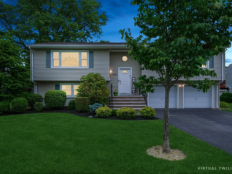 13-55 Comerford Pl — Photo 21
