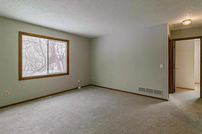 4 bed, 1.5 bath, 1450 sqft, $2,000 — Photo 2