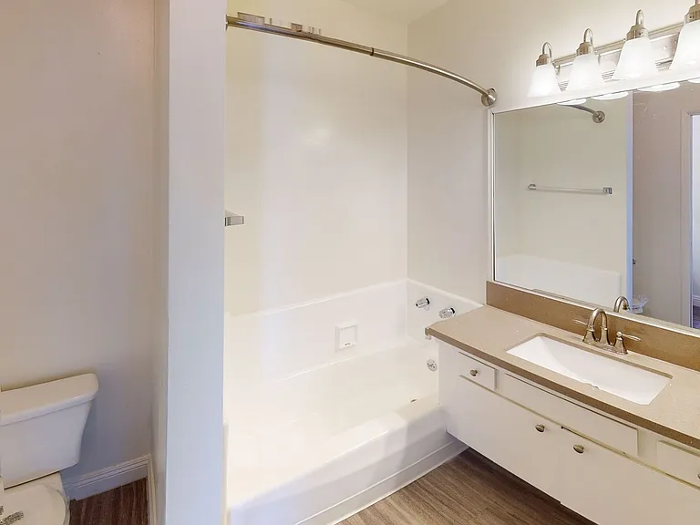 Hamel Granada Apartments..Gorgeous Apartment Available...CALL NOW! — Photo 26