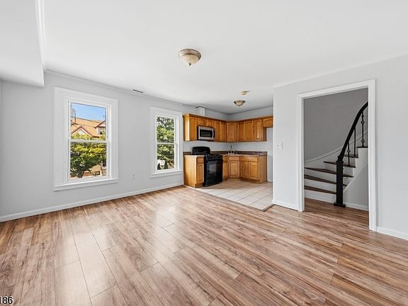 4th image of 565 Madison Ave