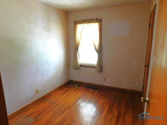 5th image of 420 E Elm St
