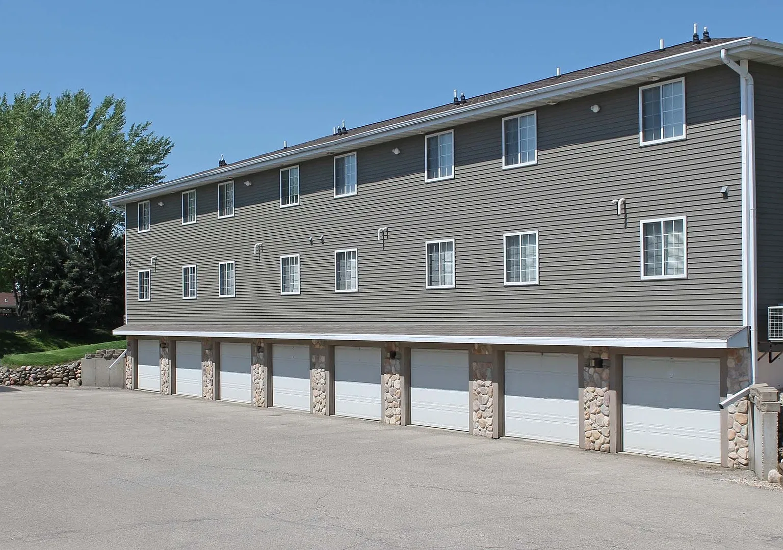 Charming 2-Bedroom Apartment with Private Entrance, Garage, In-Unit Laundry — Photo 1