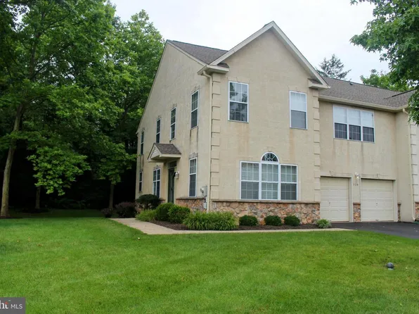 220 Hampton Green Dr, North Wales, PA 19454