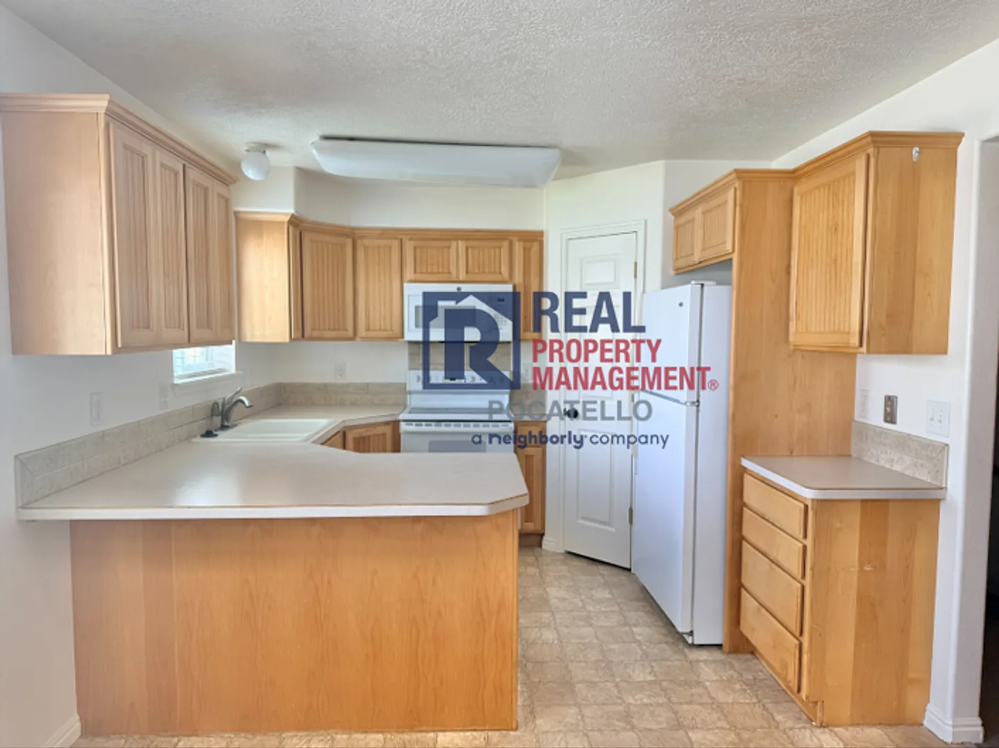 Move In Special - 5 Bedroom 3.5 Bath Duplex - 2 Car Garag — Photo 4