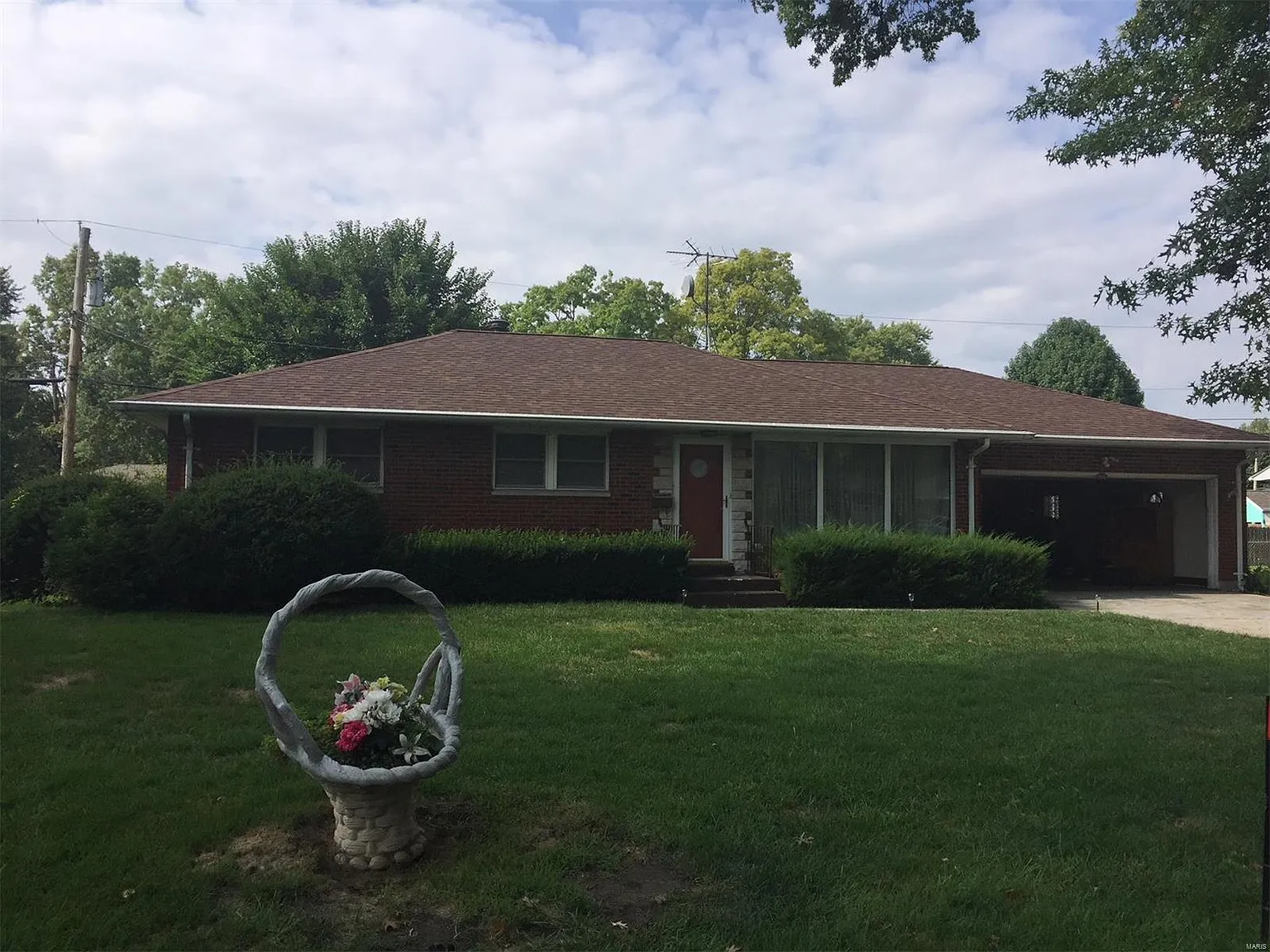 2555 Waterman Ave photo 1