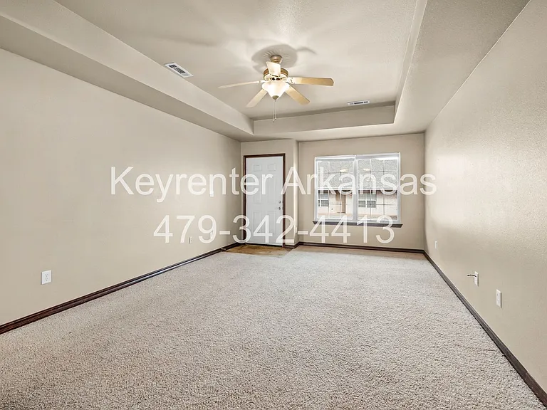 1270 N Trinity Dr — Photo 7