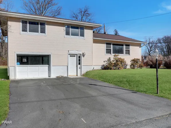 101 Old Pond Dr W, Matamoras, PA 18336