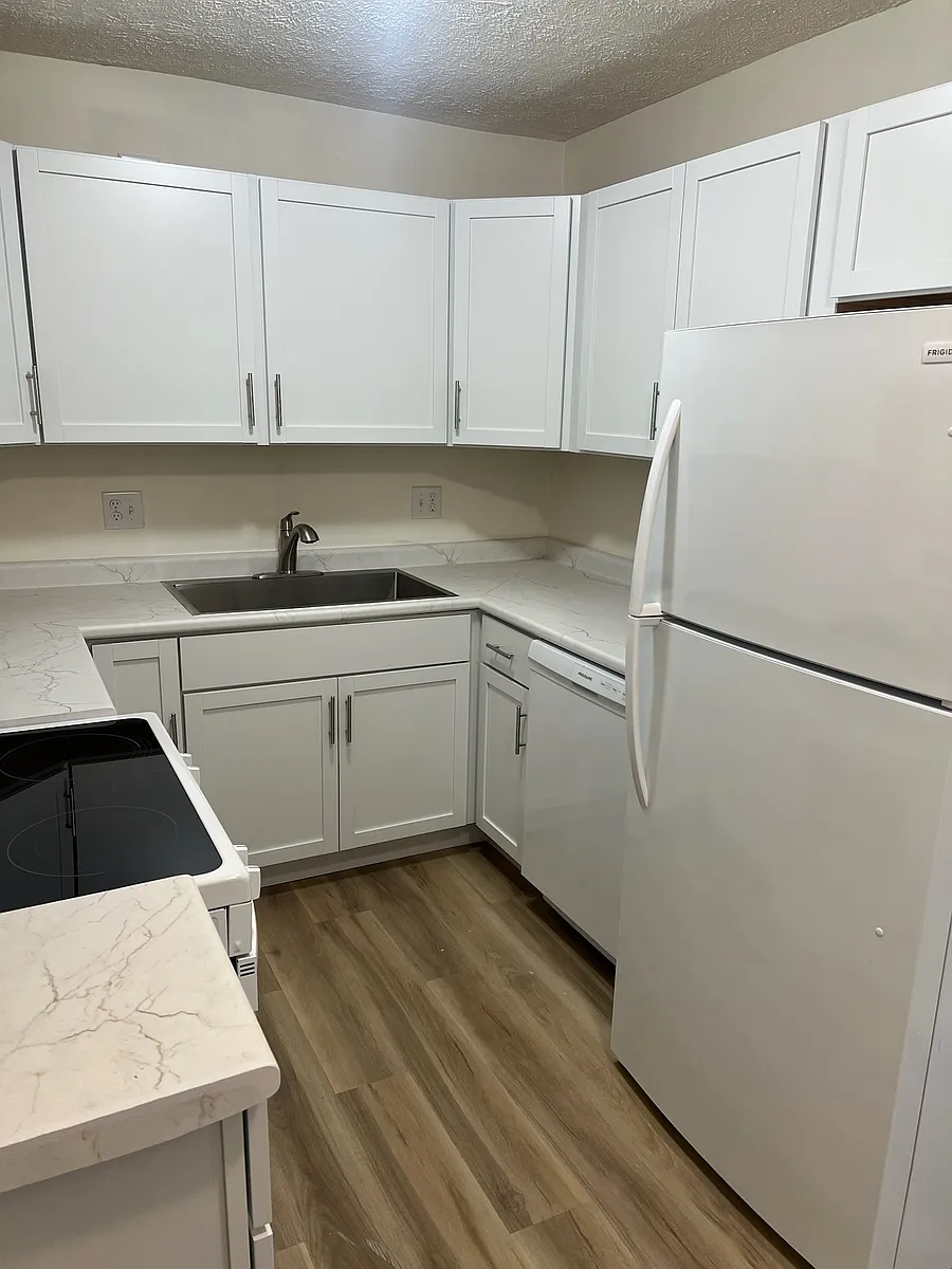 Building Photo - 402 E Maple St #402
