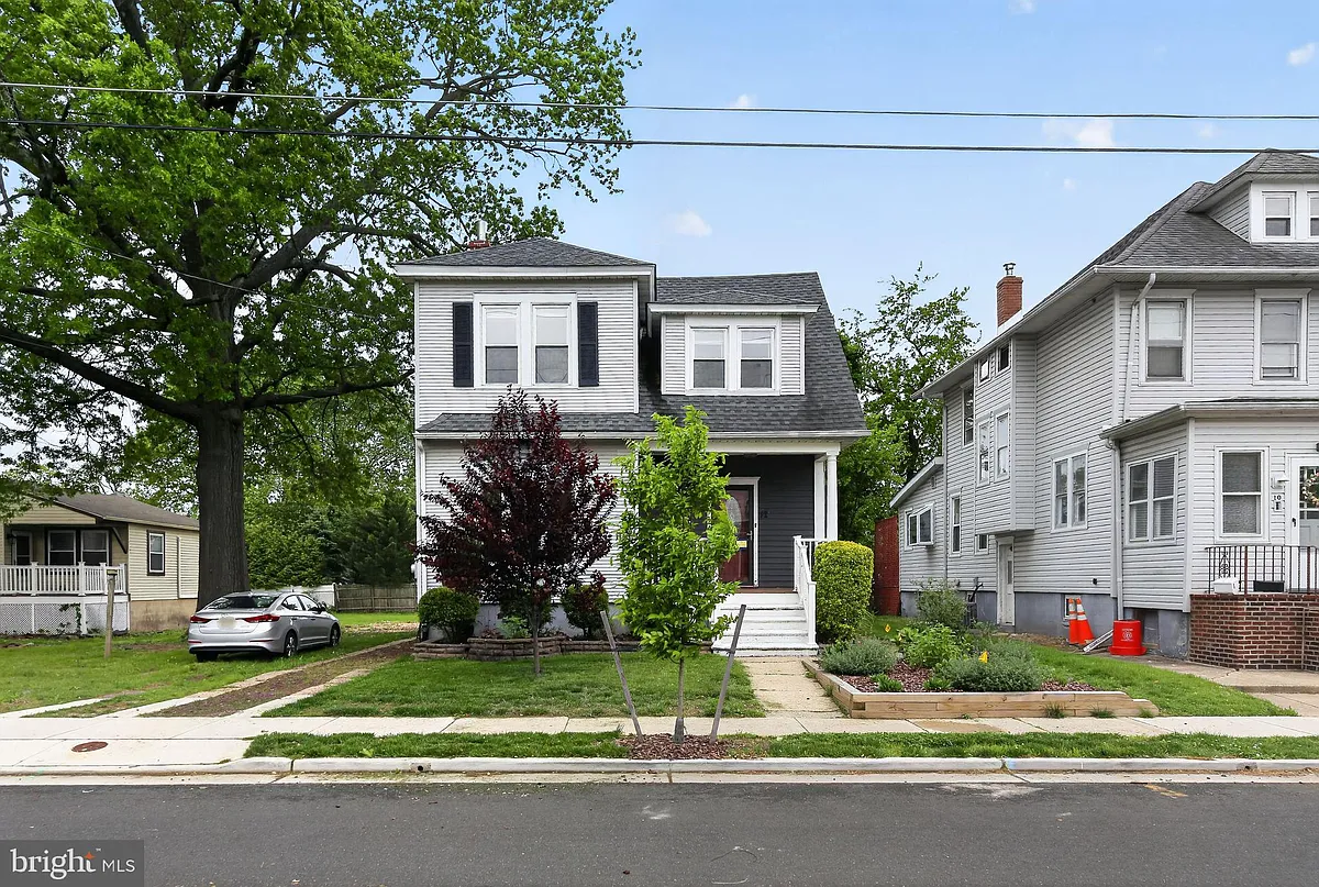 Building Photo - 12 E Albertson Ave