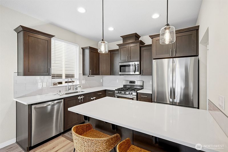 5th image of 501 N Russet Place